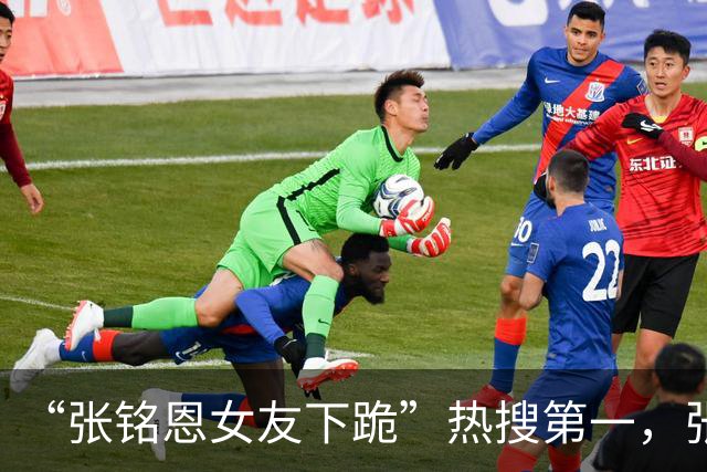 “张铭恩女友下跪”热搜第一，张铭恩道歉：我不该违停，因给女友拍照太丑致吵架，她没下跪而是坐地撒娇耍赖，给女友拍照是男人一生的课题